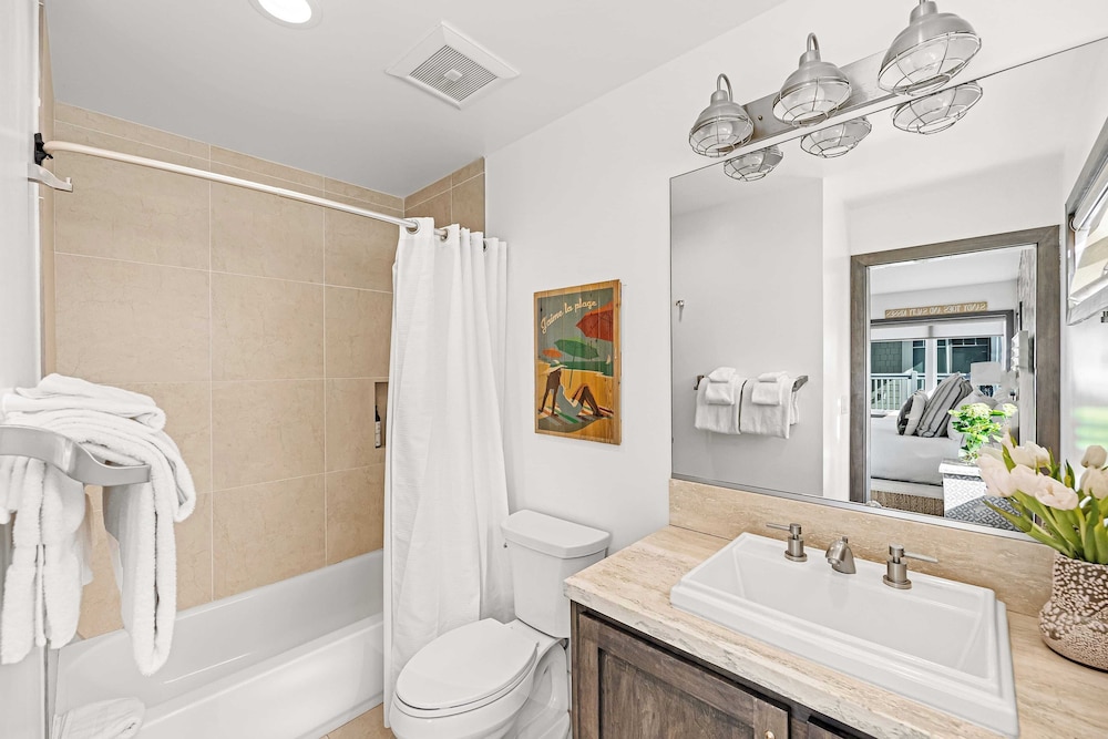 200 East Balboa Oceanview Rooftop Steps to Sand, Pier, Boardwalk & Dining