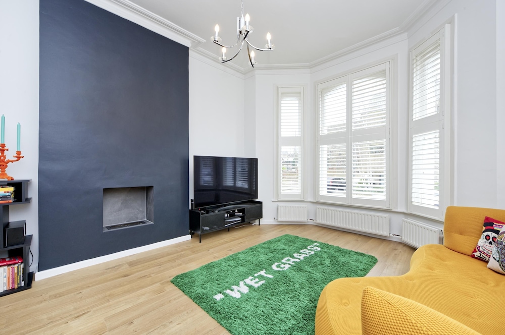 Beautiful Battersea Garden Flat by Underthedoormat