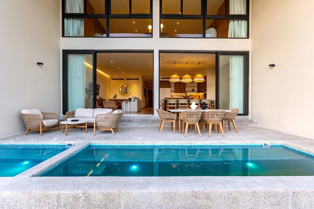 Modern Luxury W Resort Amenities Sleeps 16