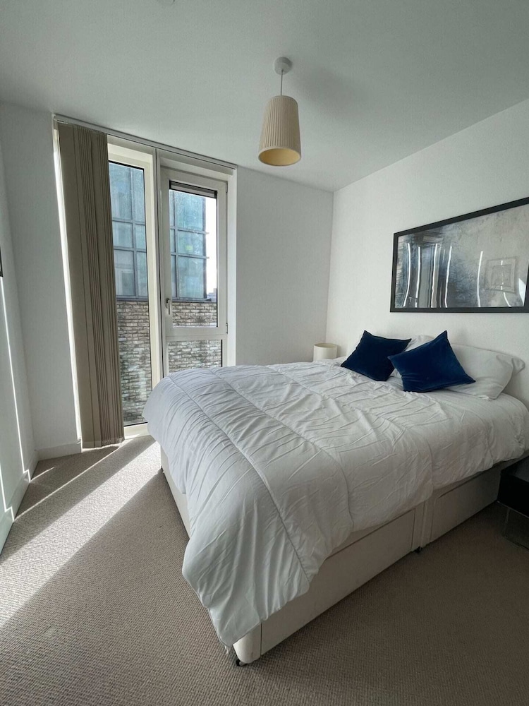Exquisite 2BD Flat w/ Balcony, Shoreditch!