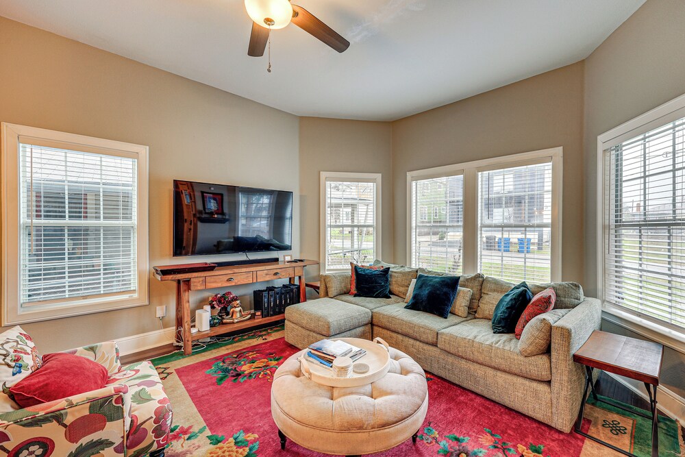 Artsy Bungalow w/ Yard in Dtwn San Antonio