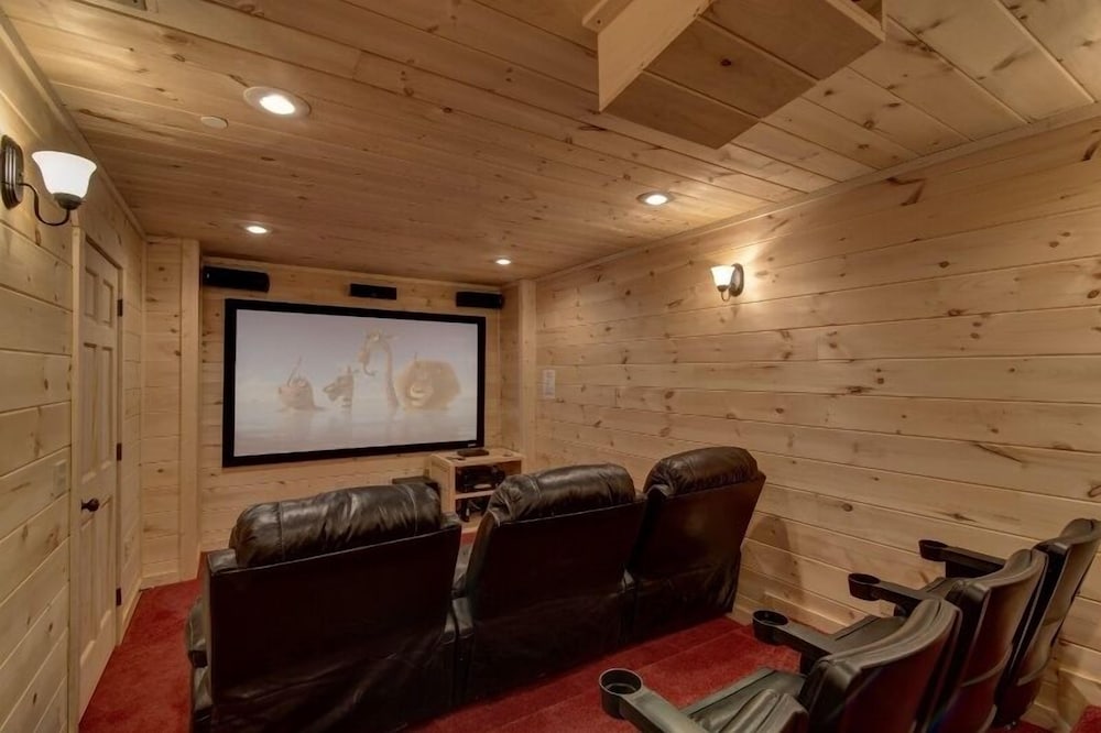 Bare Fu't Chateau - 4 Bedrooms, 4 Baths, Sleeps 14 Home by RedAwning