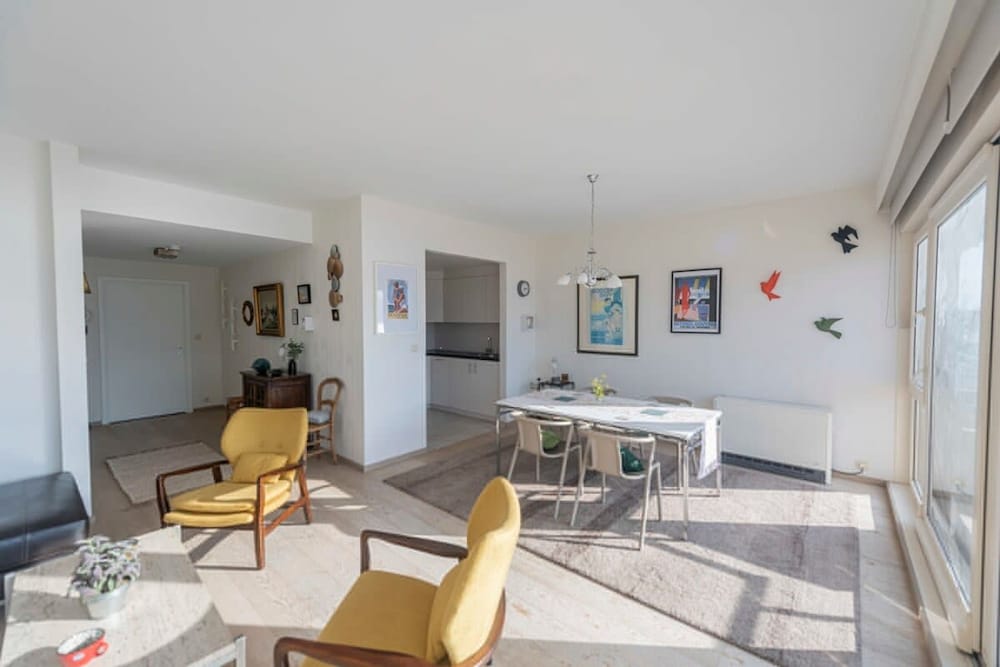 Seaview Apartment on the Beach - Free Parking