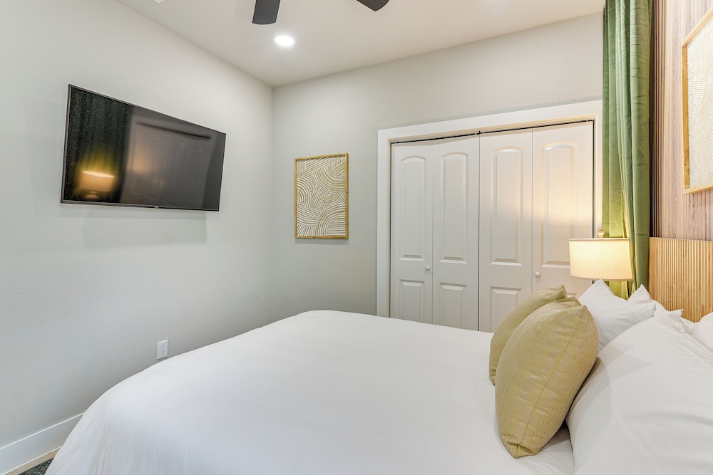 Private Patio & Yard: Houston Retreat Near Golf!