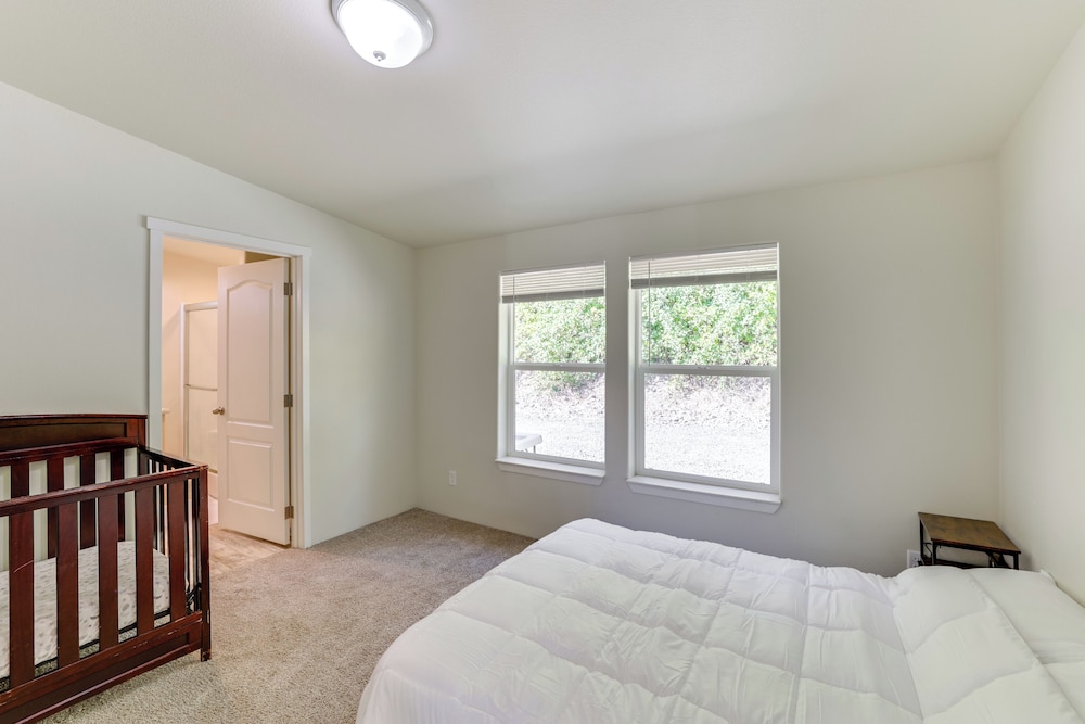 Mtn-view Gem w/ Outdoor Entertainment in Ahsahka!