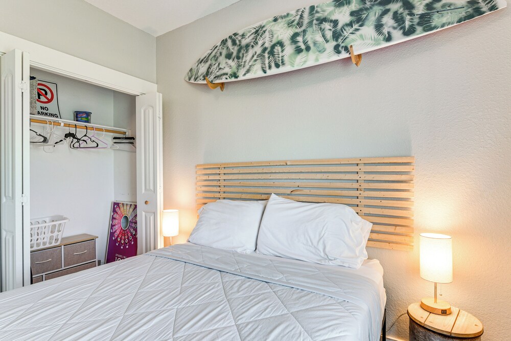 Walk to Crystal Beach: Coastal Getaway w/ Deck