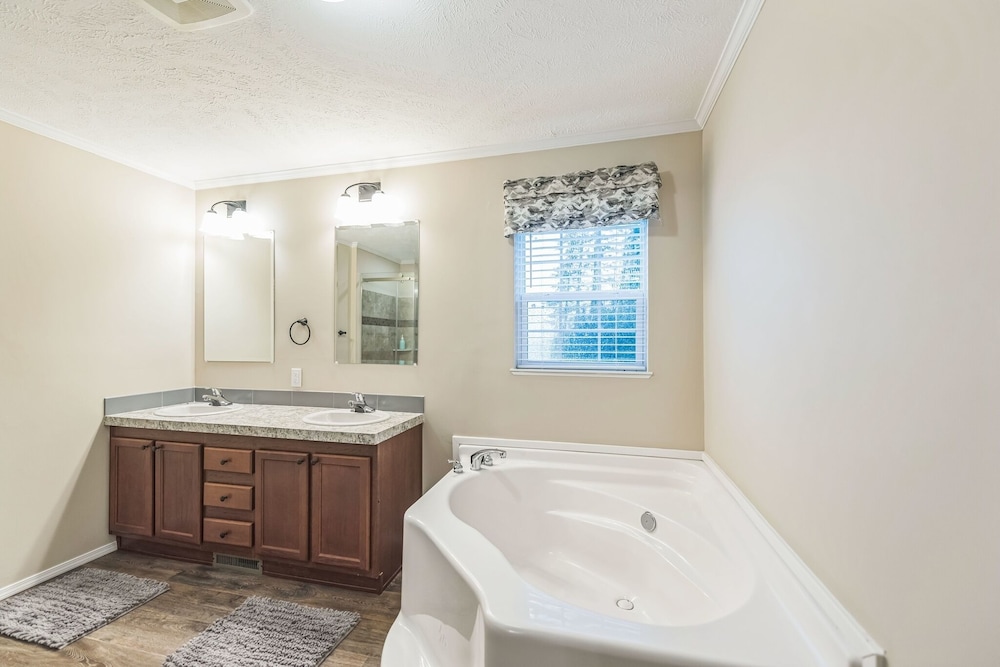 Lakeside Retreat W/ Beach Access & Kayaks 3 Bedroom Home