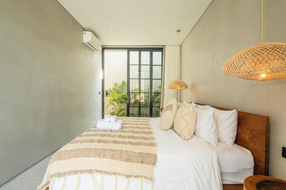 Stylish 5BR Boho Hideaway, 5 Minutes Bingin Beach