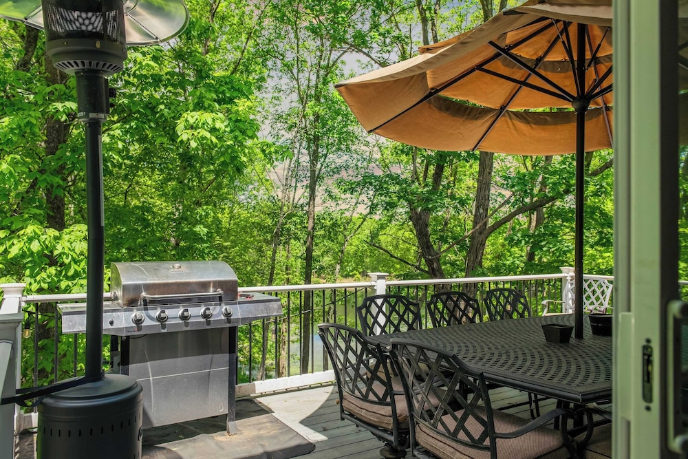 Lakeview Retreat w/ Kayaks, Game Room, Firepits Gated Community w/ Lake + Beach Access