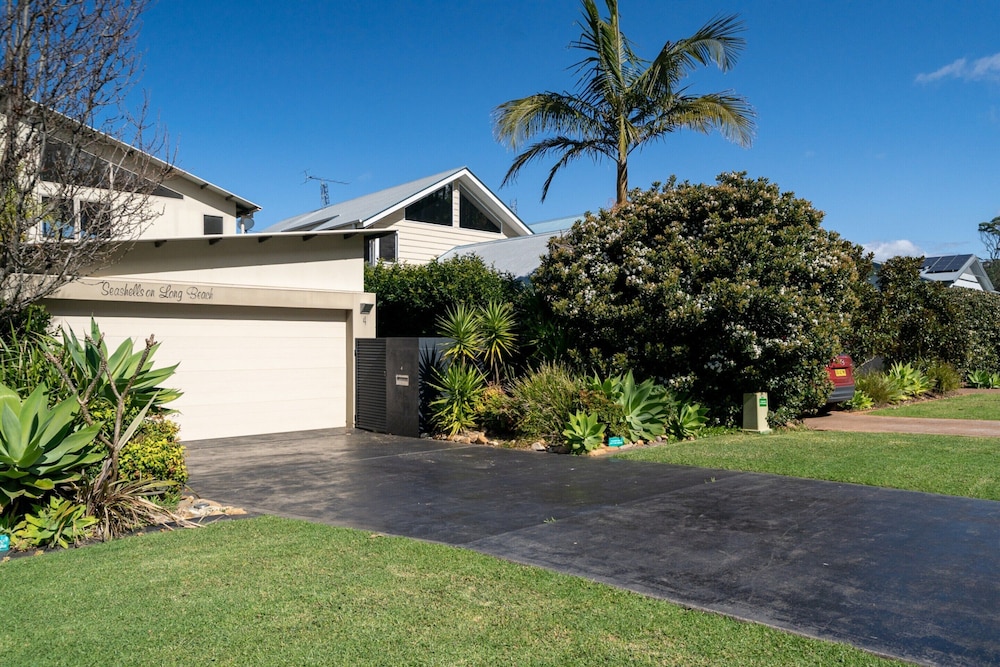 3-bed Seaside Serenity Escape at Long Beach