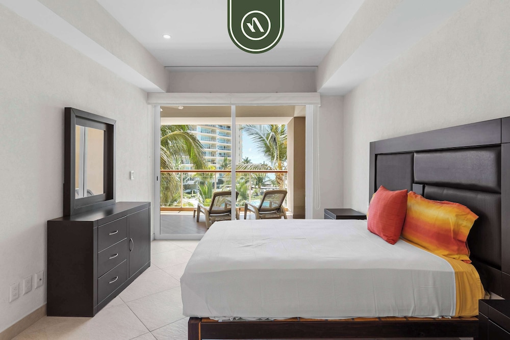 Oceanfront 2 BR Condo - Beach - Restaurant - Gym