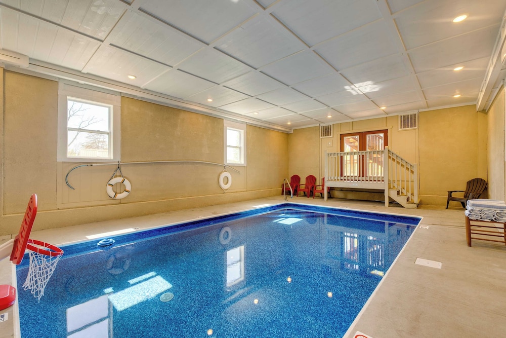 Dolly's Lodge by Avantstay Sleeps 28 - Luxe Smokies Cabin Game Room, Hot Tub, Views, Near Attractions