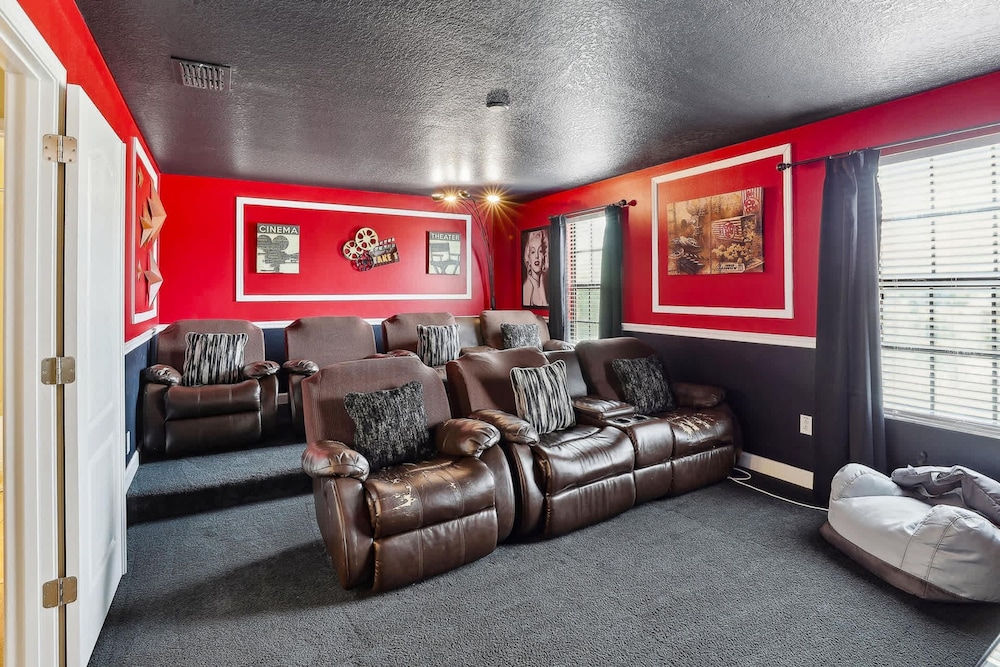 Modern 8BR Home With Private Pool and hot tub