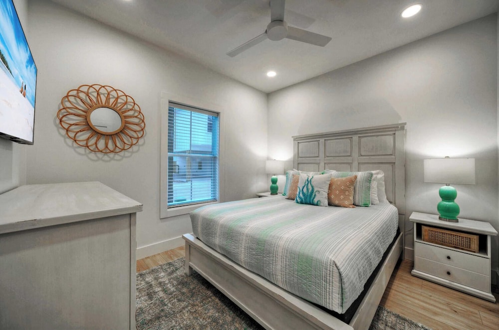 Sleeps 22 2 Homes w/ Private Pool + Patio Walkable Location, Golf Cart Zone