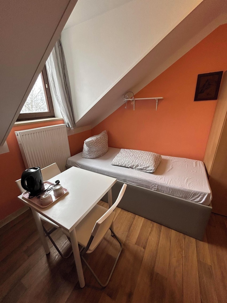 2-Rent Group Hostel Rooms AUB162
