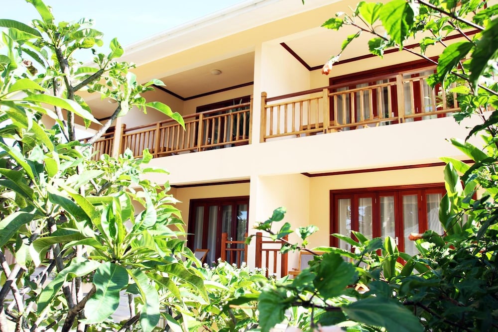 Pirogue Lodge