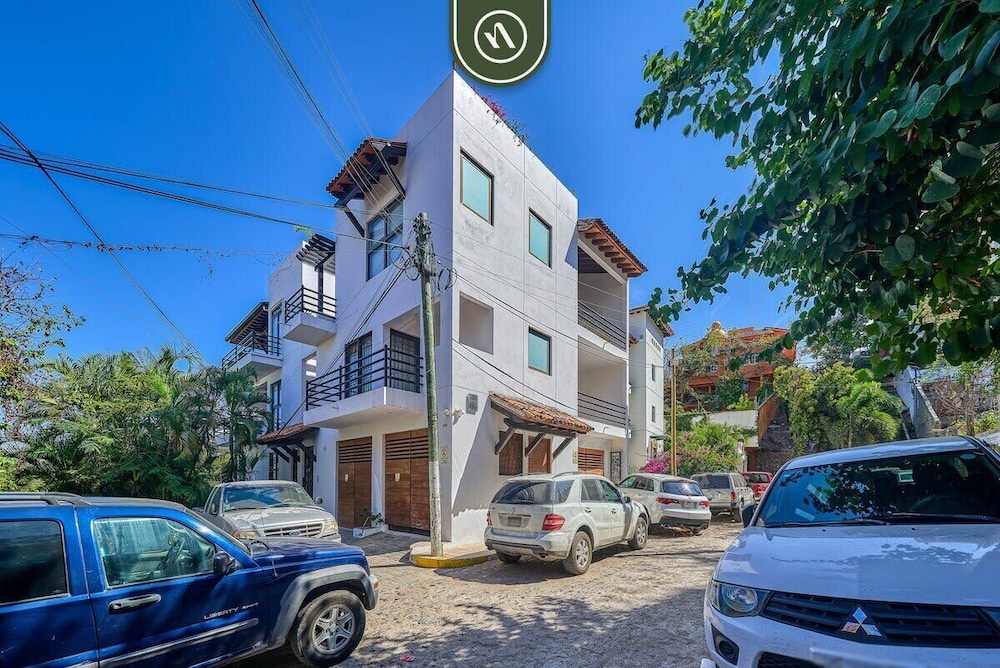 Modern 2BR Condo in Old Town - Private Terrace