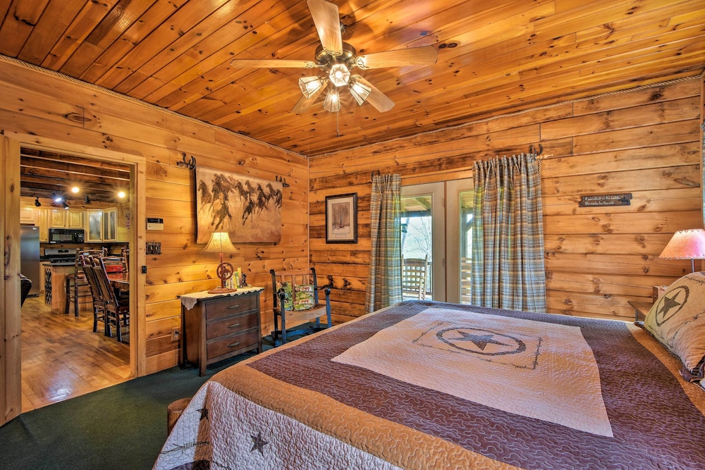 Cozy Trenton Cabin w/ Spa ~ 15 Mi to Lookout Mtn! view 3