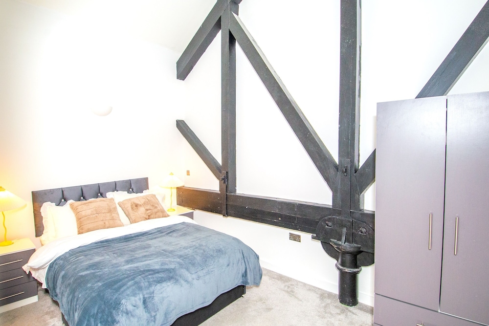 New Apartment - Sleeps 4 - Parking - City Centre