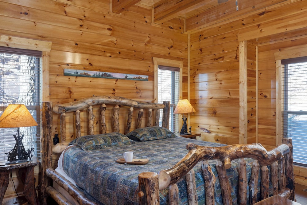 56-guest Retreat Panoramic Views, Hot Tubs, Game Room & Theater Seasonal Outdoor Pool Near Dollywood, Gatlinburg