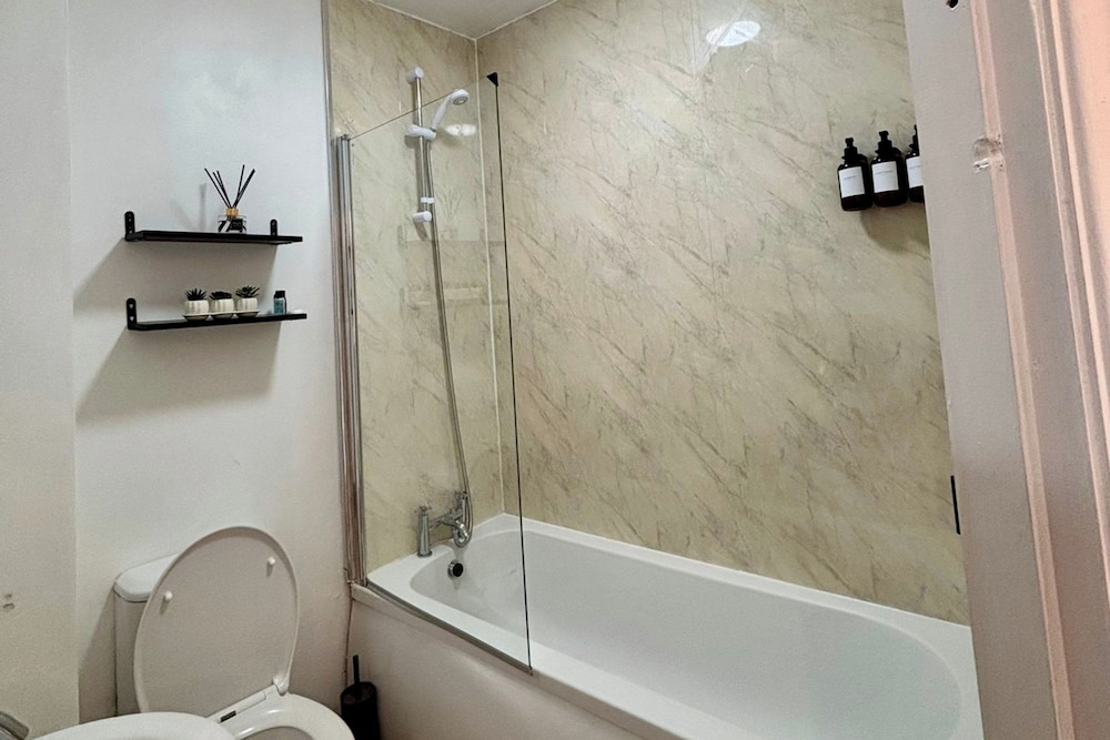 3 Bed Flat - Sleeps 8 - Parking - Wifi