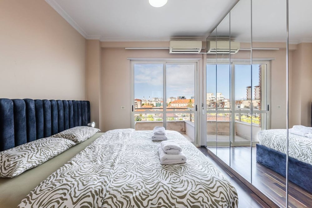 Spacious City-view Apartment Overlooking Shkod r