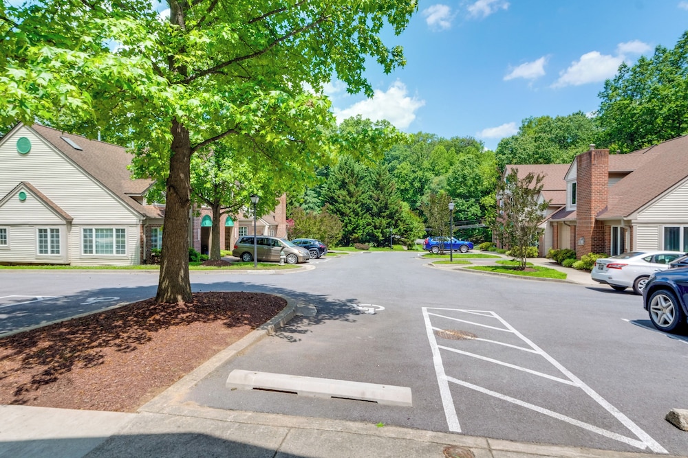 8 Mi to Dtwn Silver Spring: Convenient Condo