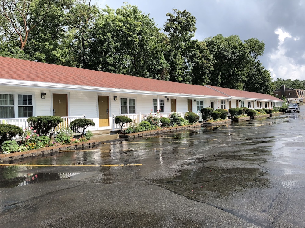 Boston Vacations - Chisholms Motor Inn - Property Image 2