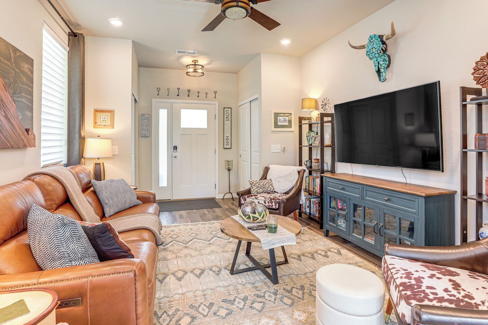 Walk to Light Rail! Townhome 9 Mi to Dtwn Denver