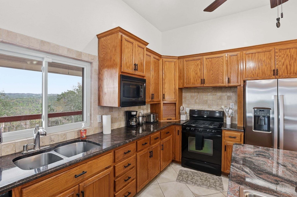 4br Leander Retreat With Hot Tub & Views 4 Bedroom Home