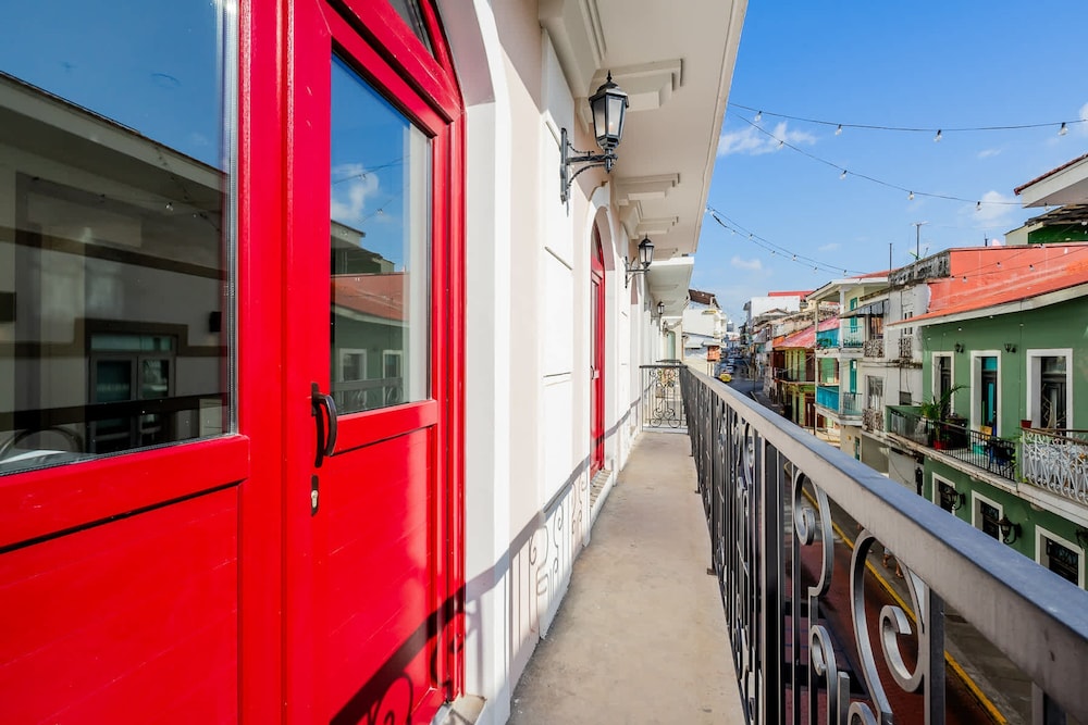 w Beautiful 2BR w Balcony in Casco Viejo