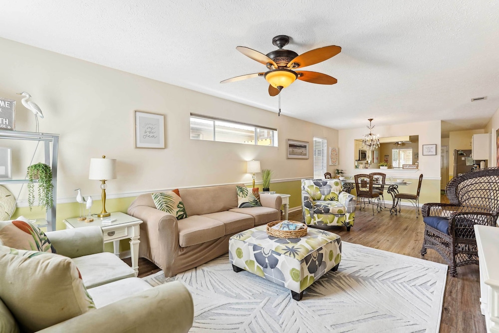 Breezy PCB Vacation Rental w/ Lanai, Walk to Ocean
