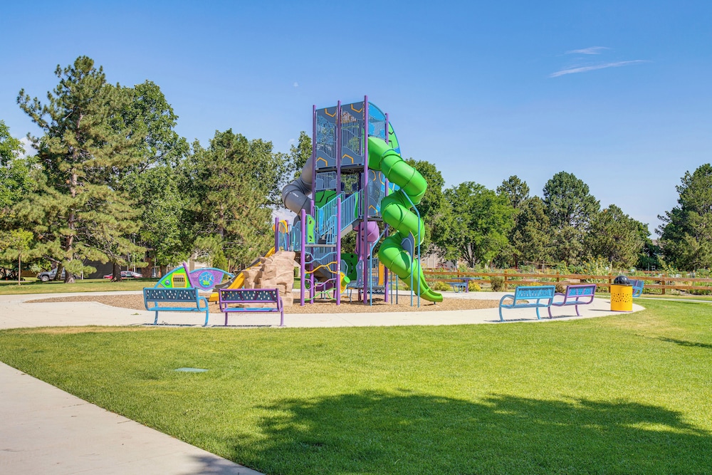 Explore Red Rocks & Green Mtn: Townhome w/ Pool!