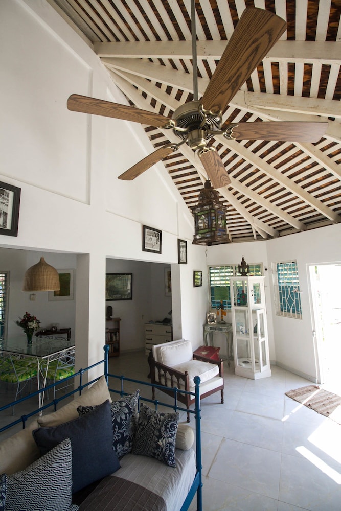 Yellow Canary Beach Villa