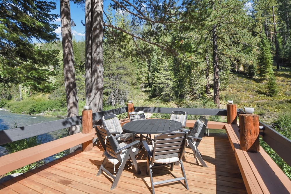 Joy on the River Stunning Waterfront Home for 10