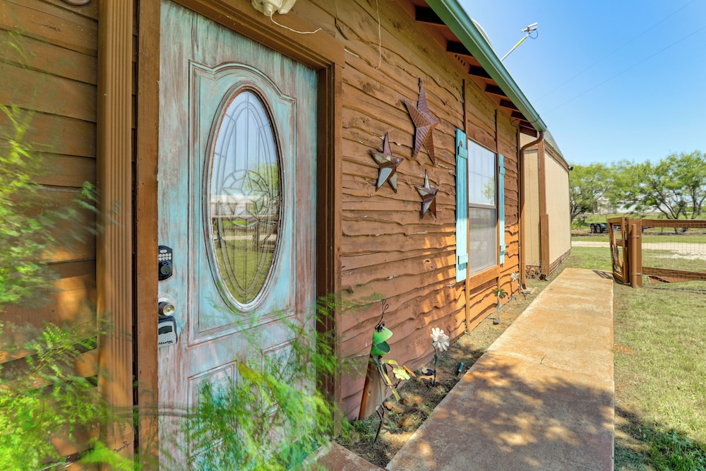 1 Mi to Lake: Pet-friendly Cabin in Strawn