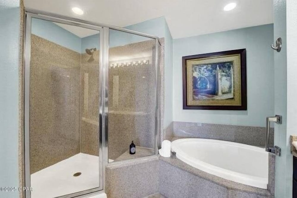 Laketown Wharf 338 3 Bedroom Condo