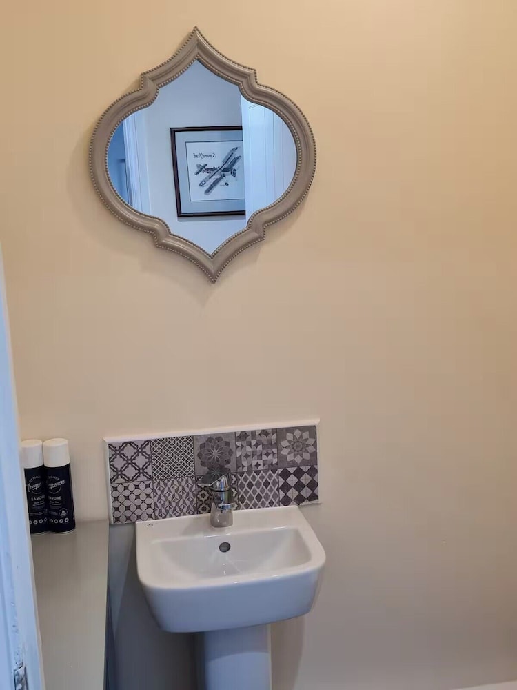 Spacious 3-bed House - Sleeps 8, Garden & Parking