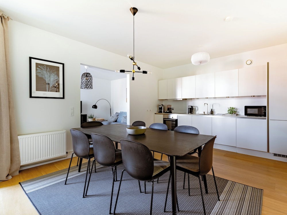Sanders Shield 2 - 3 Bedroom Apartment With Balcony
