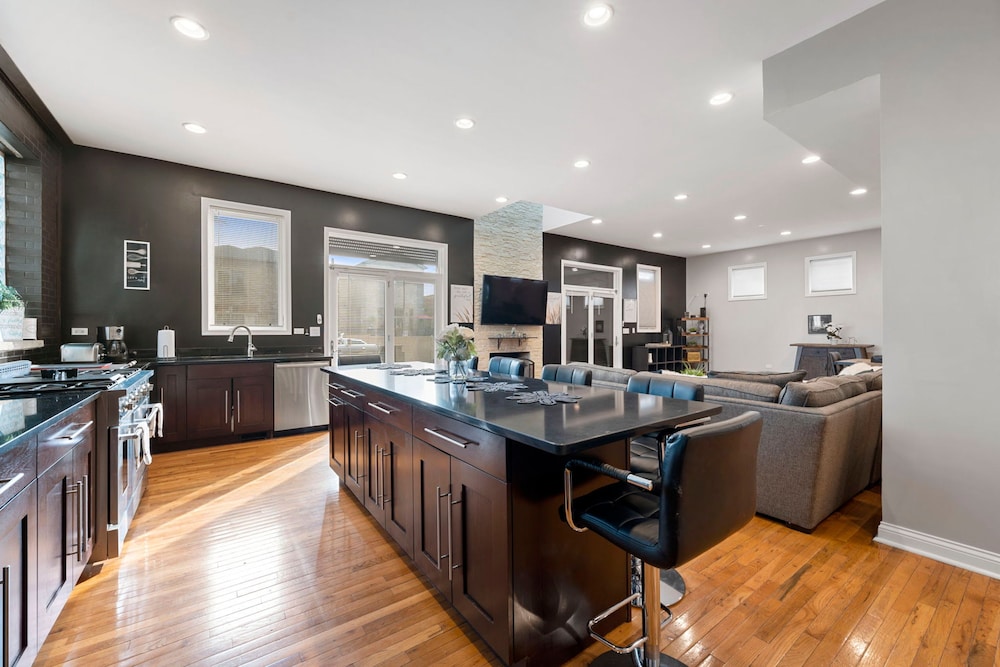 Spacious Luxury Retreat 8 Bed Oasis With 6 Baths