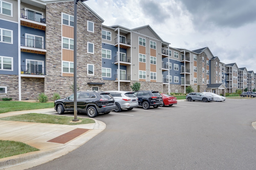 4 Mi to National Sports Center: Apt in Blaine