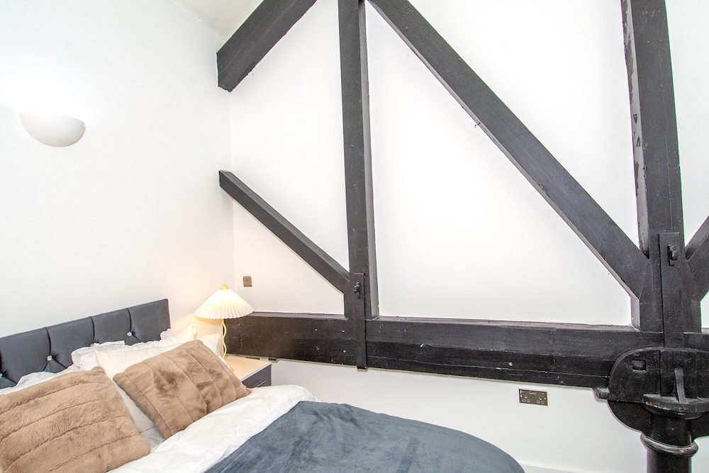 New Apartment - Sleeps 4 - Parking - City Centre