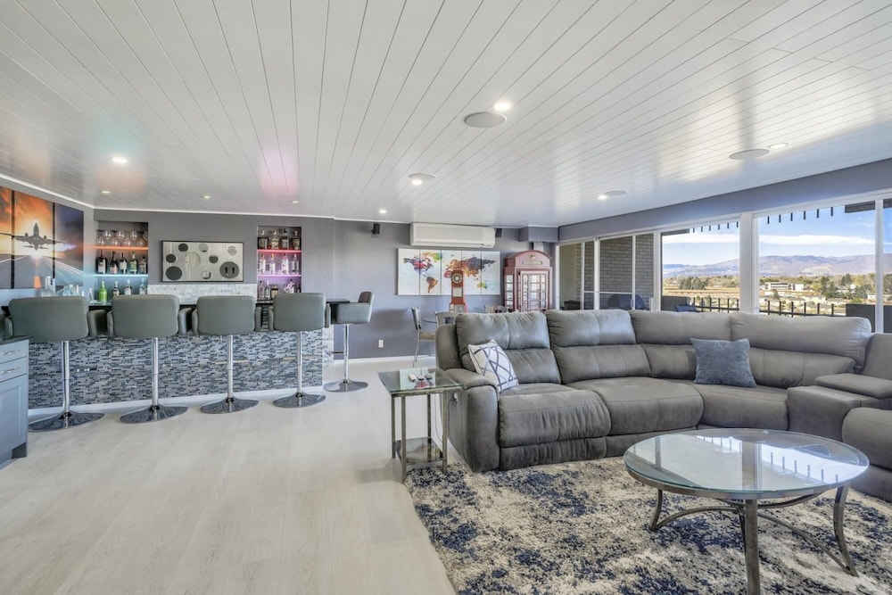 1BD Luxury Condo Cocktail Lounge Beautiful Views