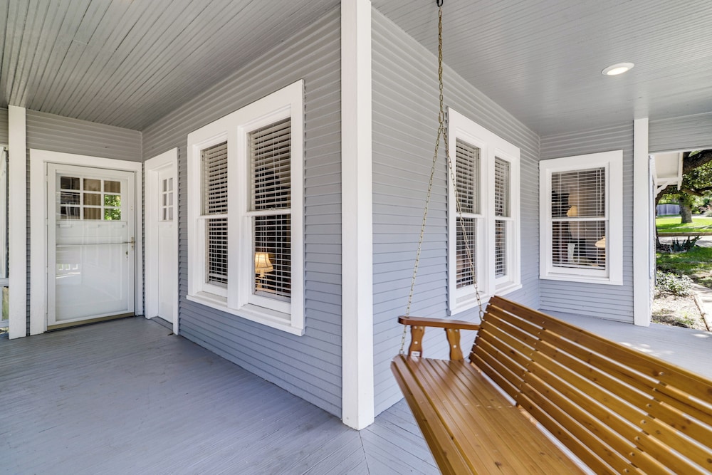 1 Mi to Dtwn! Restored 1930s Brenham Retreat, photo 19