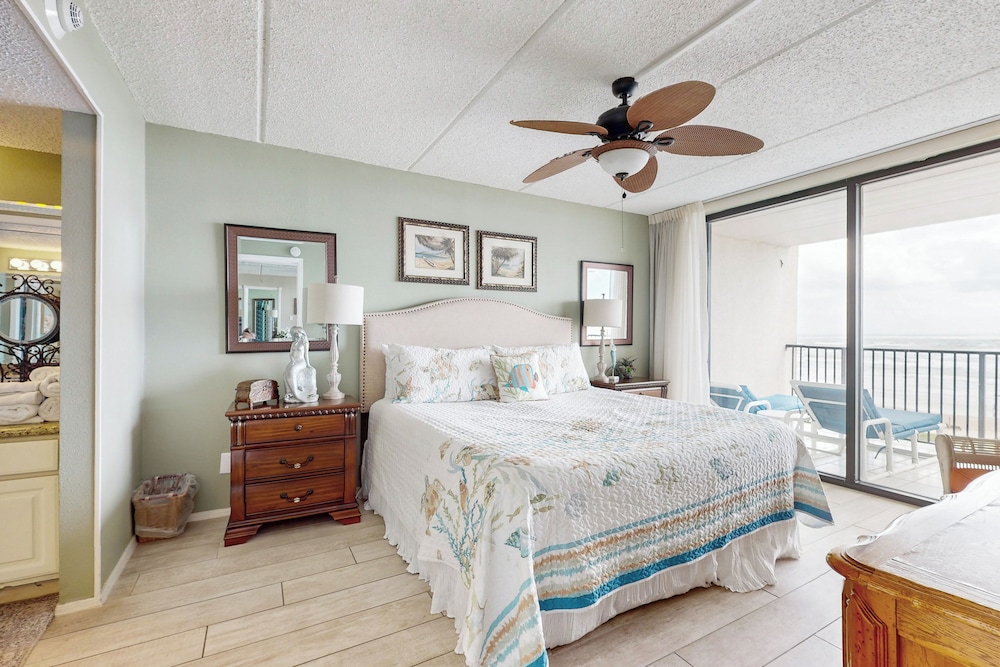 Resort 2BR Condo w/ Gulf-front Balcony & Hot Tub
