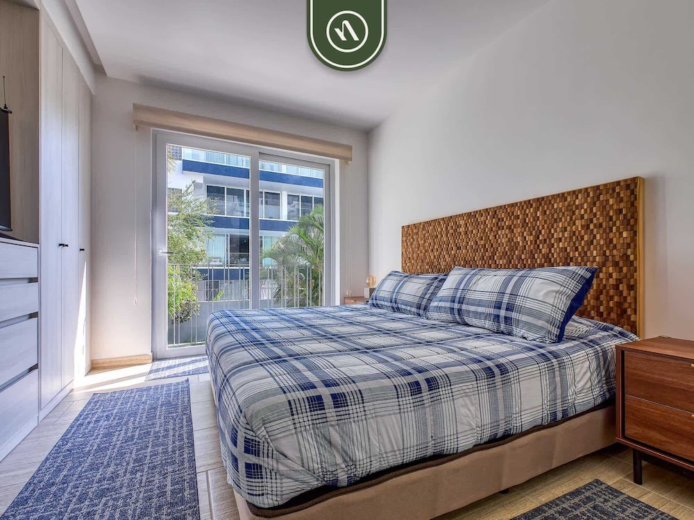 New 1 BR Condo - Oceanview Pool - 2 min to Beach