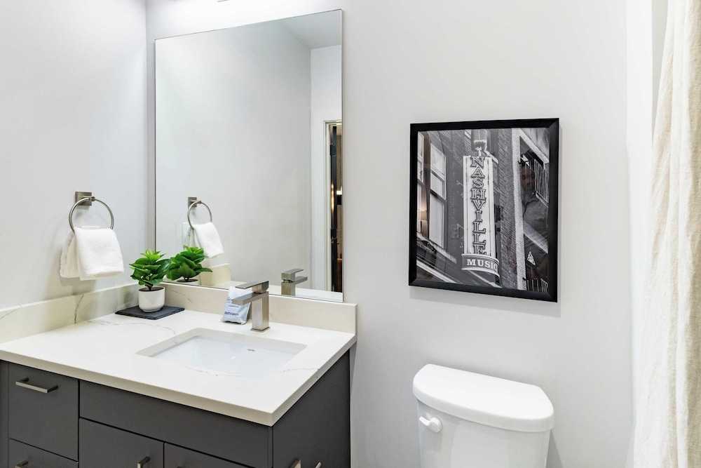 Sleeps 42 7 Modern Midtown Apartments w/ Gym + Pool Walkable to Shops & Eats