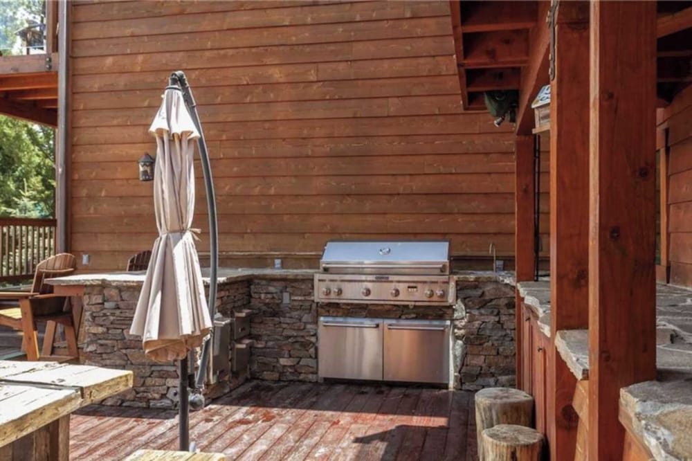 2 Lakefront Homes by Avantstay Sleeps 23, Private Dock+beach, Hot Tub, Fire Pit, Deck Views