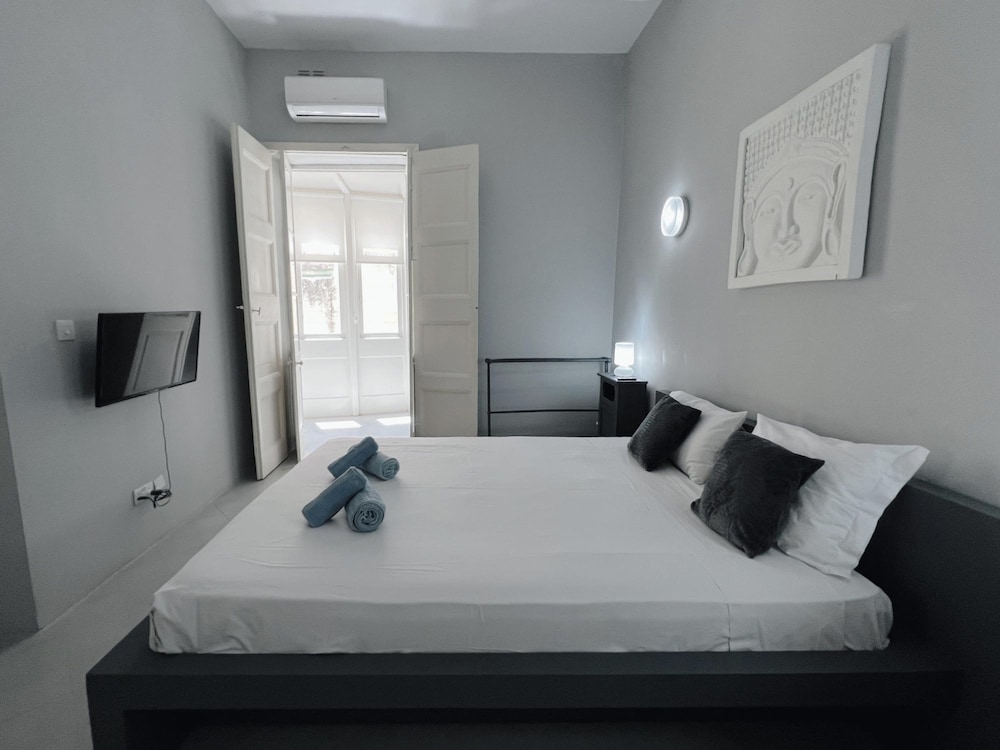 Spacious 1BR Apartment on Charming Street