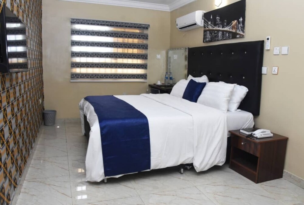 Beautiful 1 Bed, Living Room in a Hotel Penthouse view 5